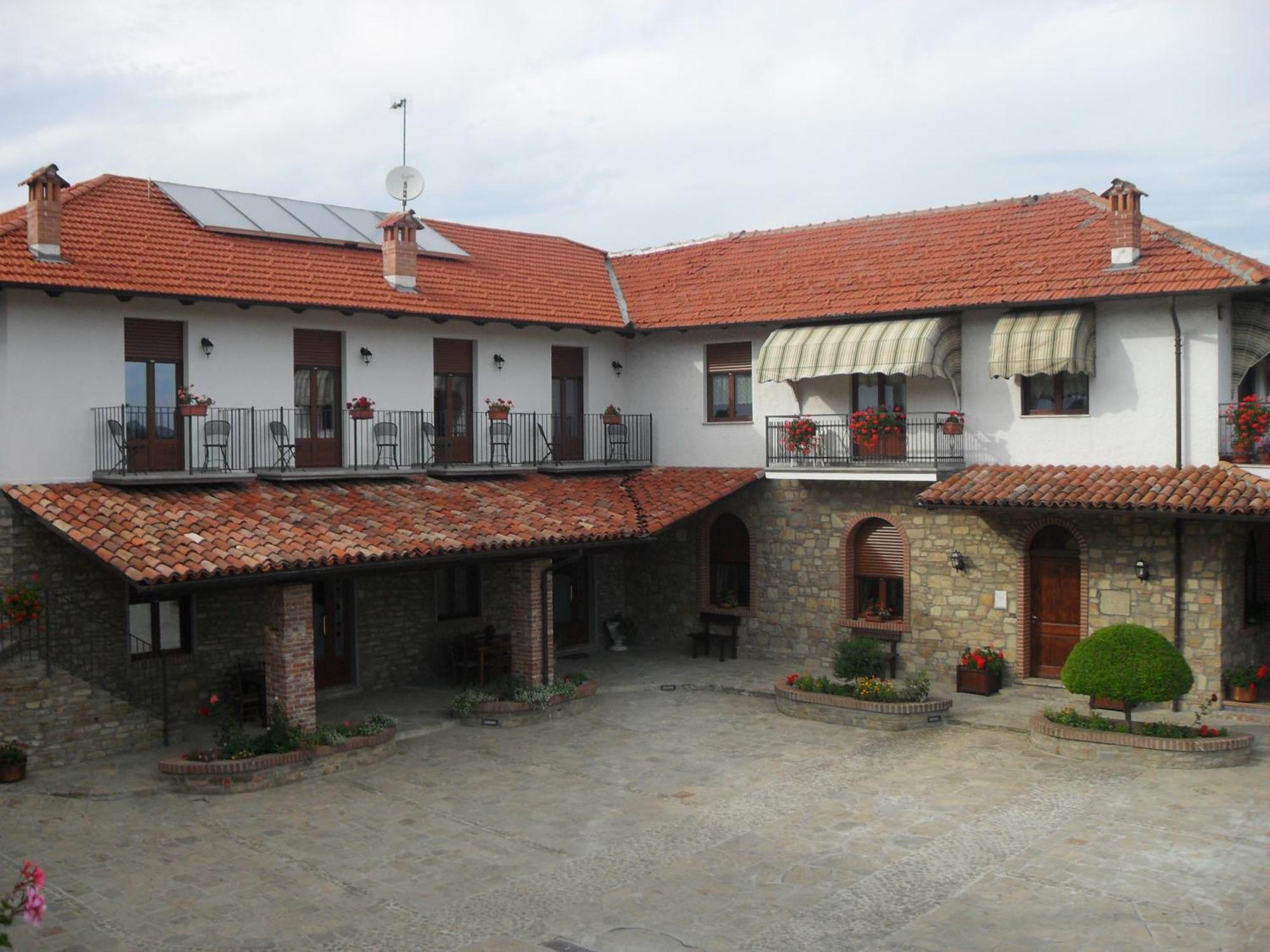 Ristorante Albergo Da Maurizio Cravanzana Екстериор снимка